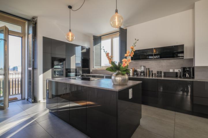 Einbauküche mit Kochinsel