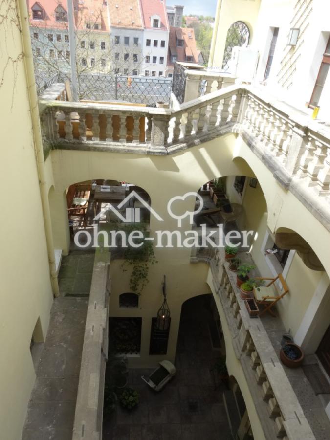 überdachter Innenhof