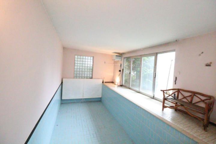 Schwimmhalle mit Gegenstromanlage