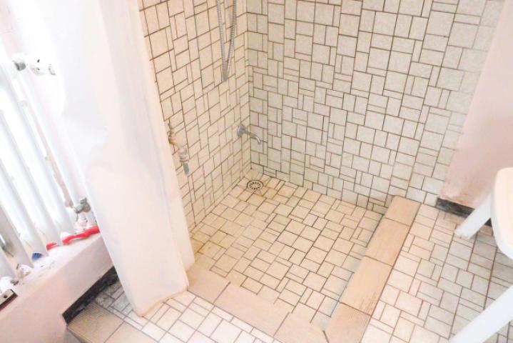 Dusche im Schwimmbereich