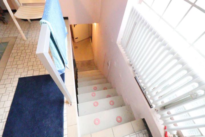 Zugang - Treppenaufgang - Schwimmhalle