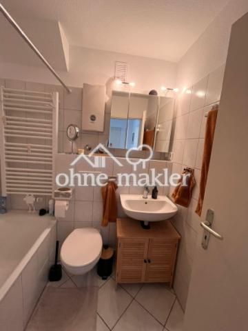 Badezimmer mit Spiegelschrank