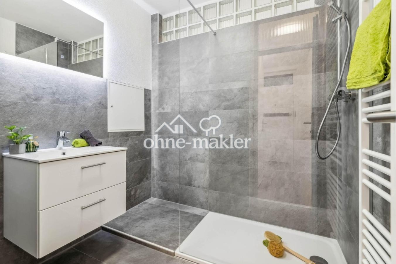 Bad mit großer Dusche