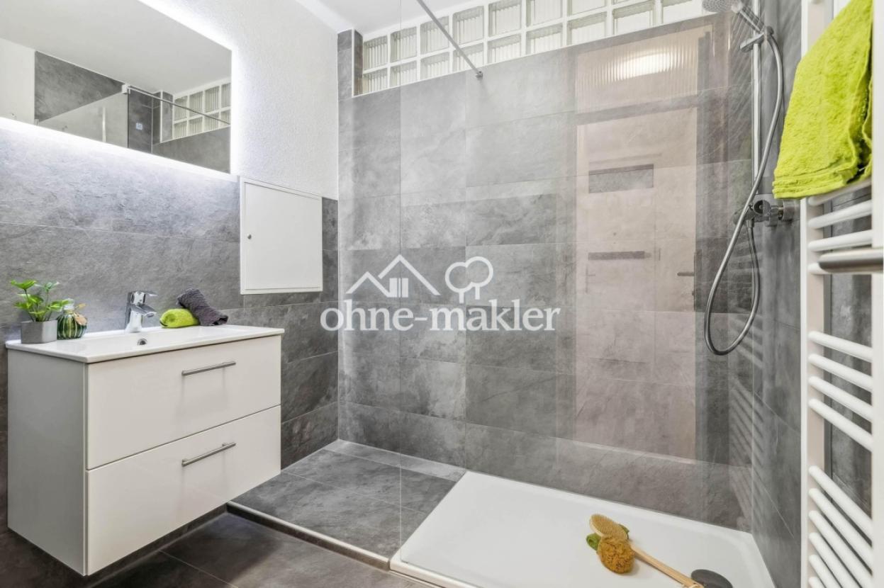 Bad mit großer Dusche