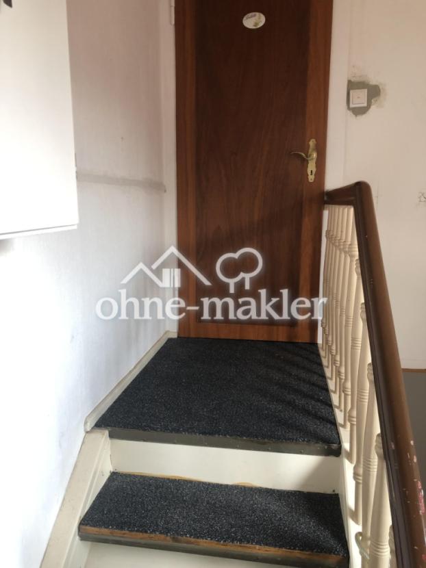 Tür zum Bad auf halber Treppe