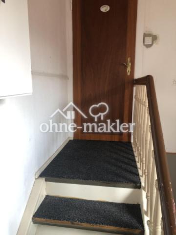 Tür zum Bad auf halber Treppe