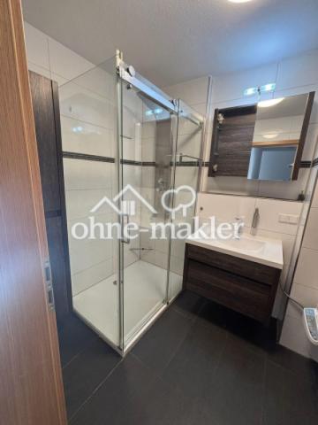 Bad mit großer Duschkabine