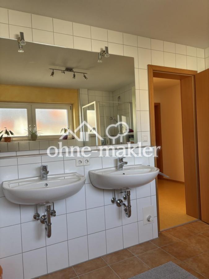 OG-Bad: 2 Waschbecken + WC