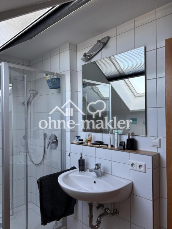 DG-Bad: Dusche, 1 Waschbecken