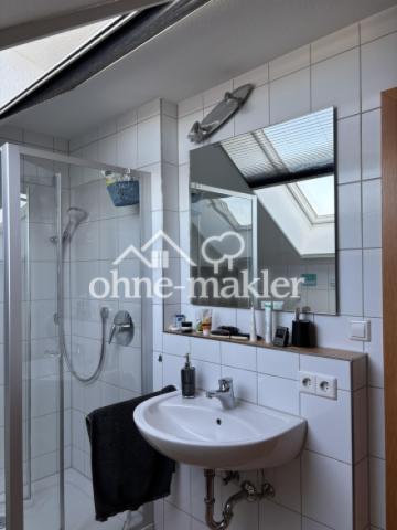 DG-Bad: Dusche, 1 Waschbecken