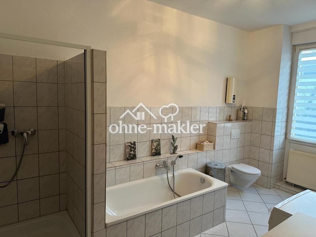 Dusche und Badewanne 1. OG