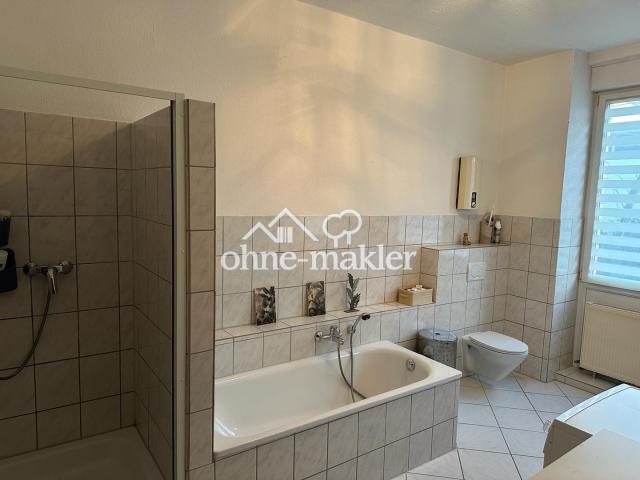 Dusche und Badewanne 1. OG