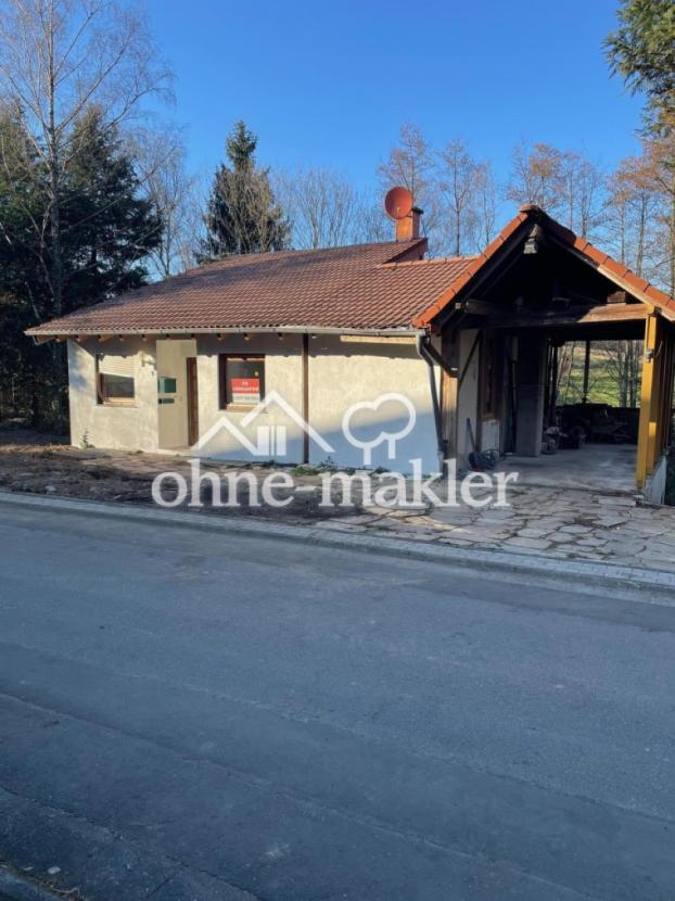 Hausfront mit Carport