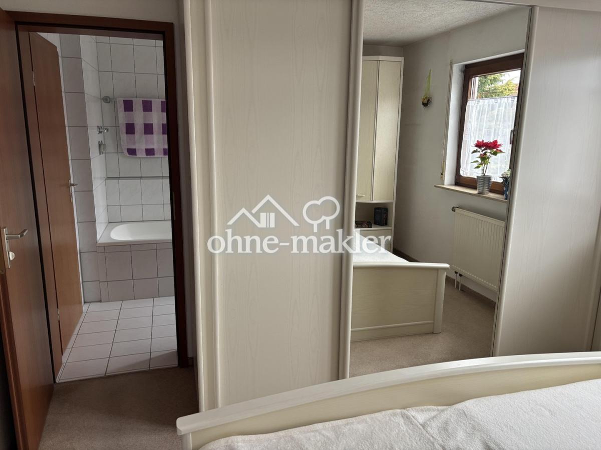 Schlafzimmer 1. OG Sicht Bad