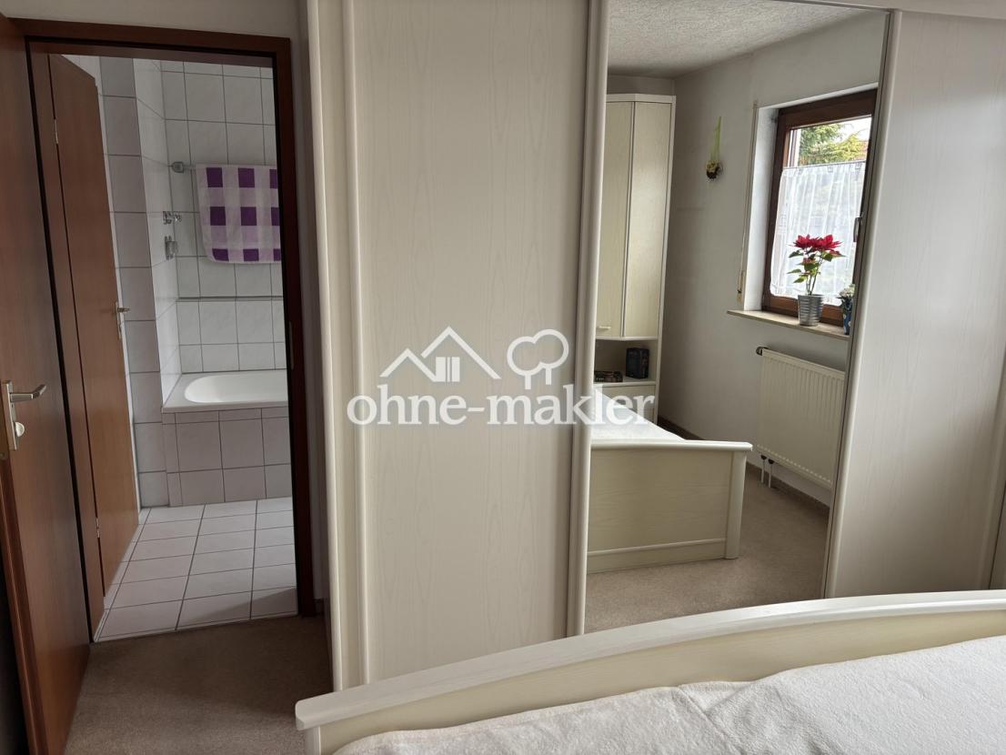 Schlafzimmer 1. OG Sicht Bad