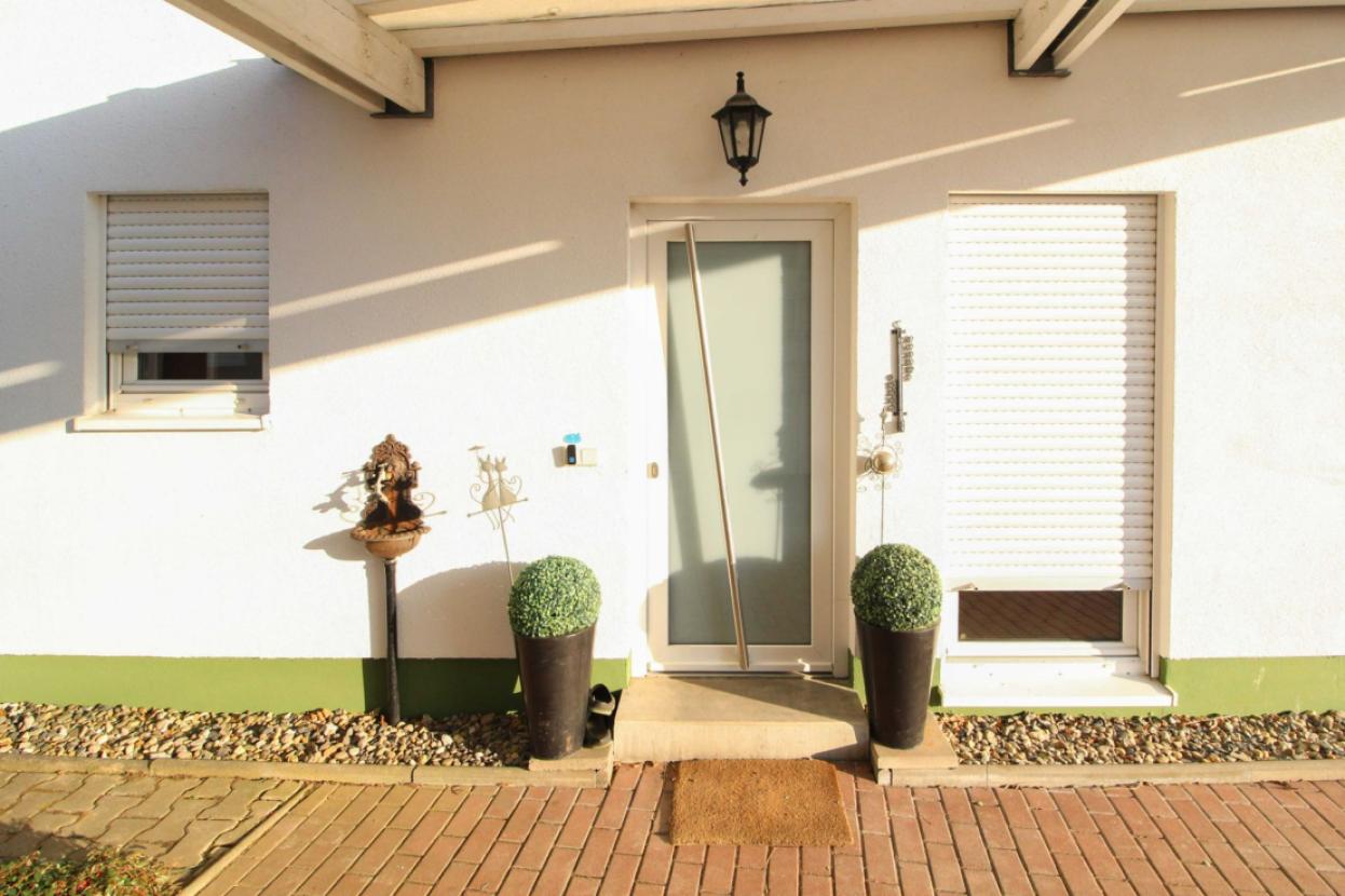 überdachter Hauseingangsbereich
