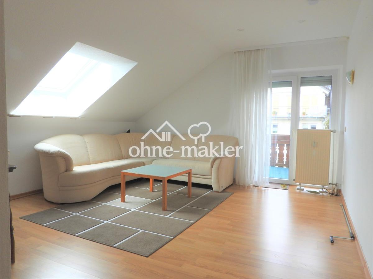 Wohnzimmer mit Balkontür