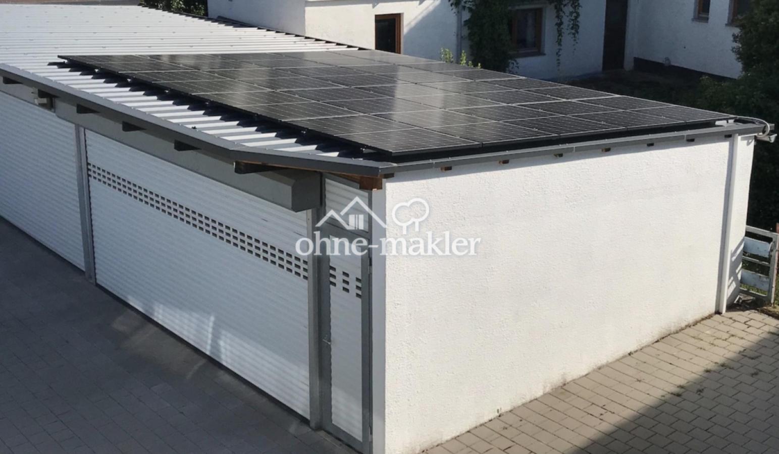 Doppelgarage mit PV-Anlage