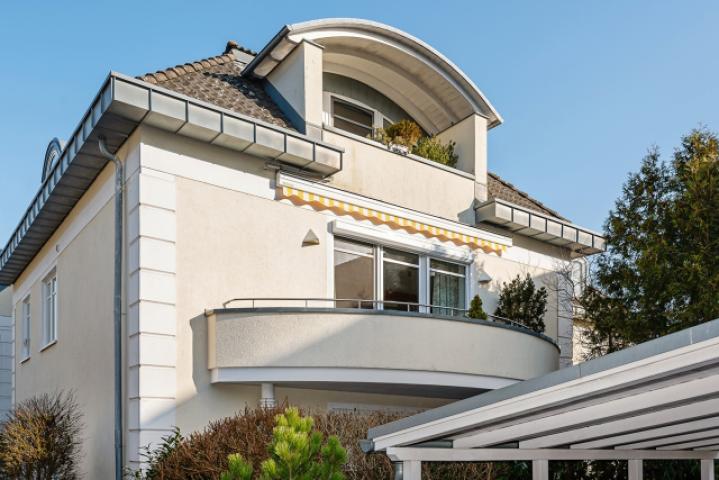 Außenansicht mit Balkonen