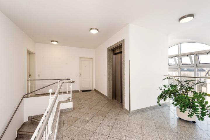 Treppenhaus mit Aufzug