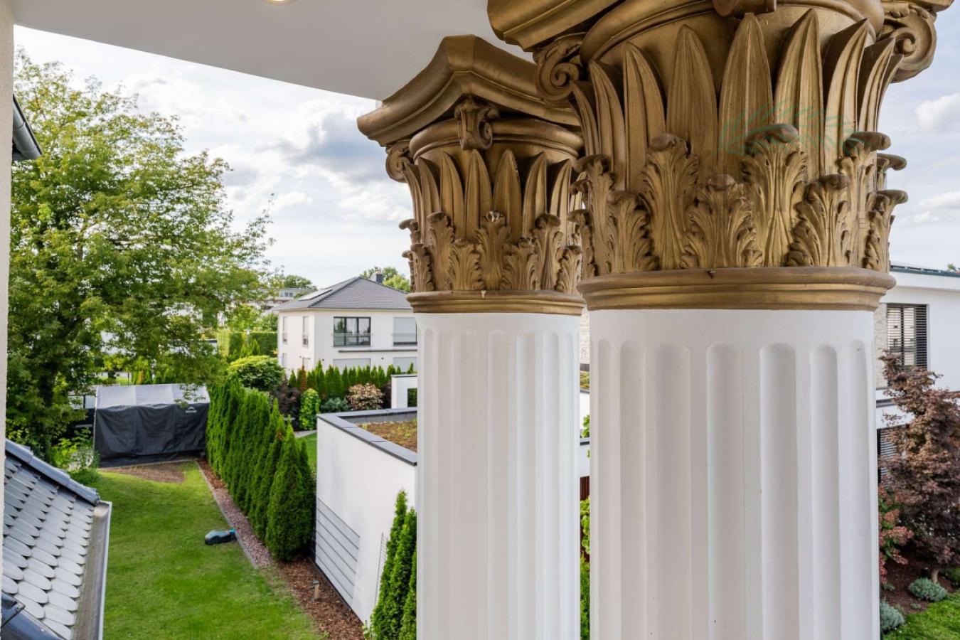 Säulen mit goldenen Kapitellen