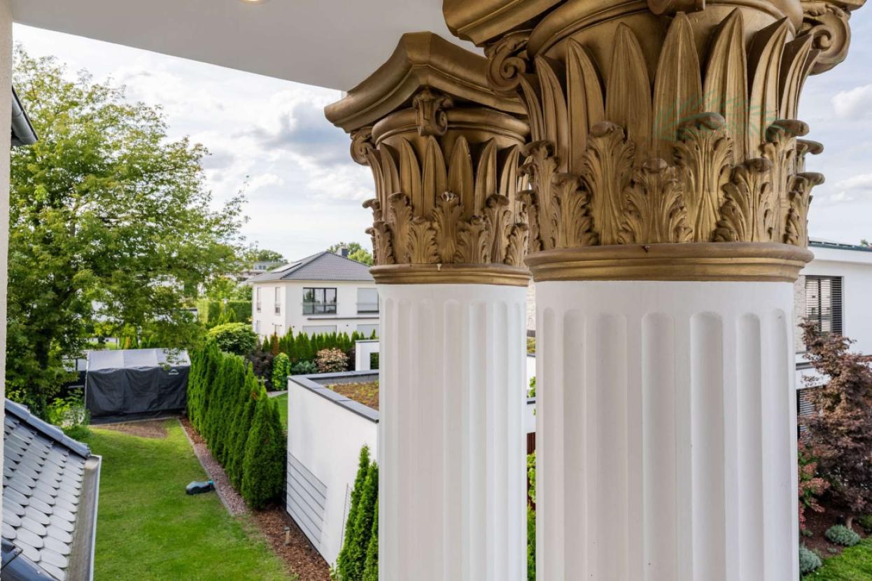 Säulen mit goldenen Kapitellen