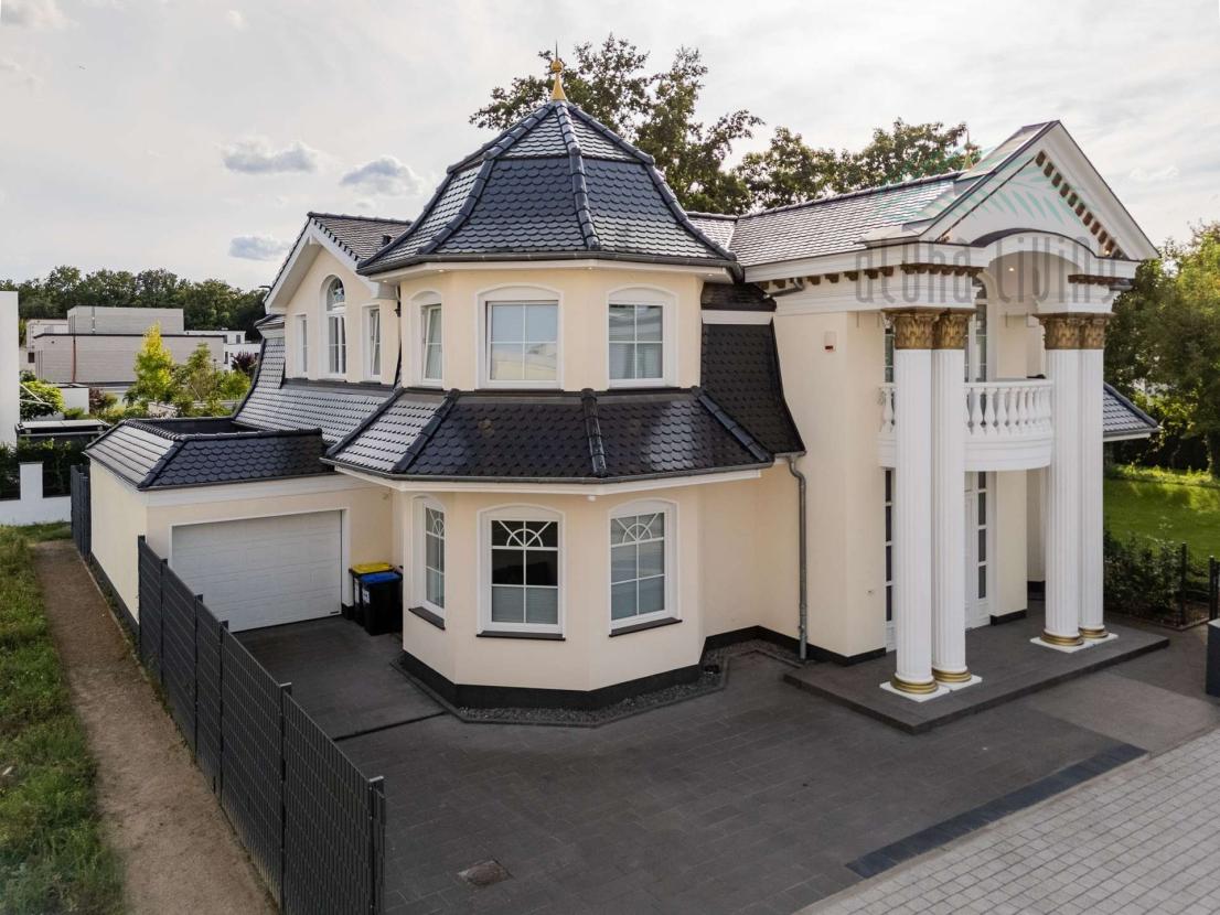 Hausansicht mit Garage