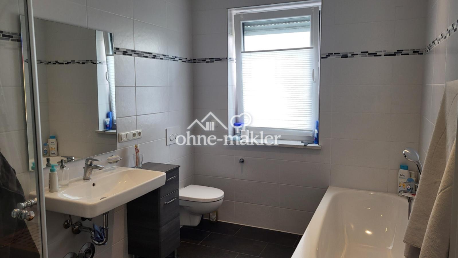 Bad mit Wanne und Dusche