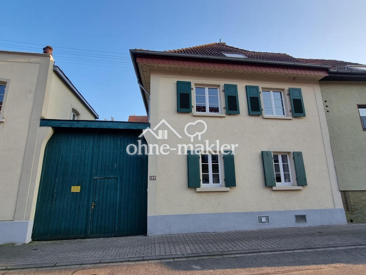 Hausansicht mit Hoftor