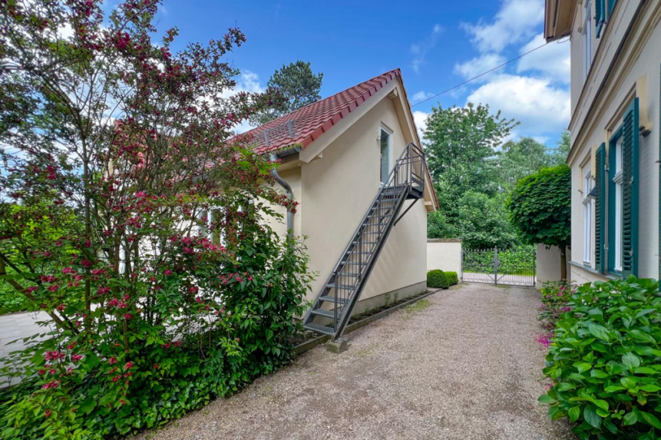 Kleines Hausmit Terrasse im Garten