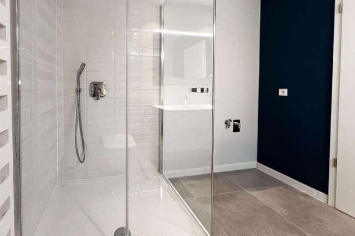 Extragroße bodentiefe Dusche