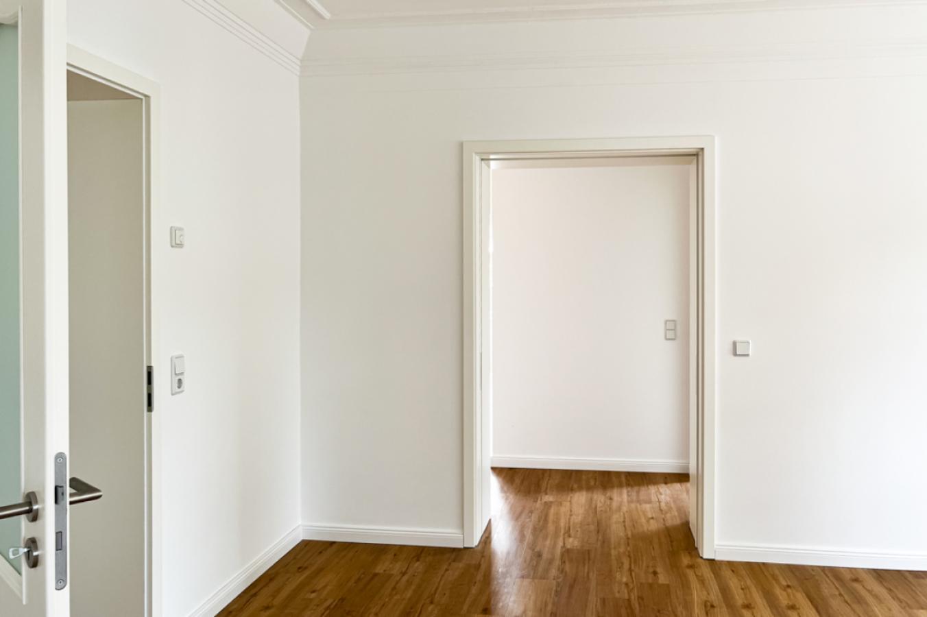 Hochwertige Ausstattung mit Designvenylboden & Stiltüren