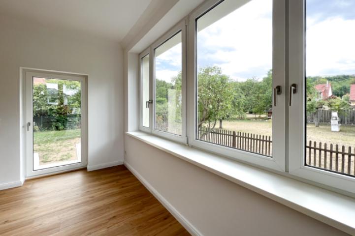 Große Fensterfront im Wohnzimmer mit Terrassentür