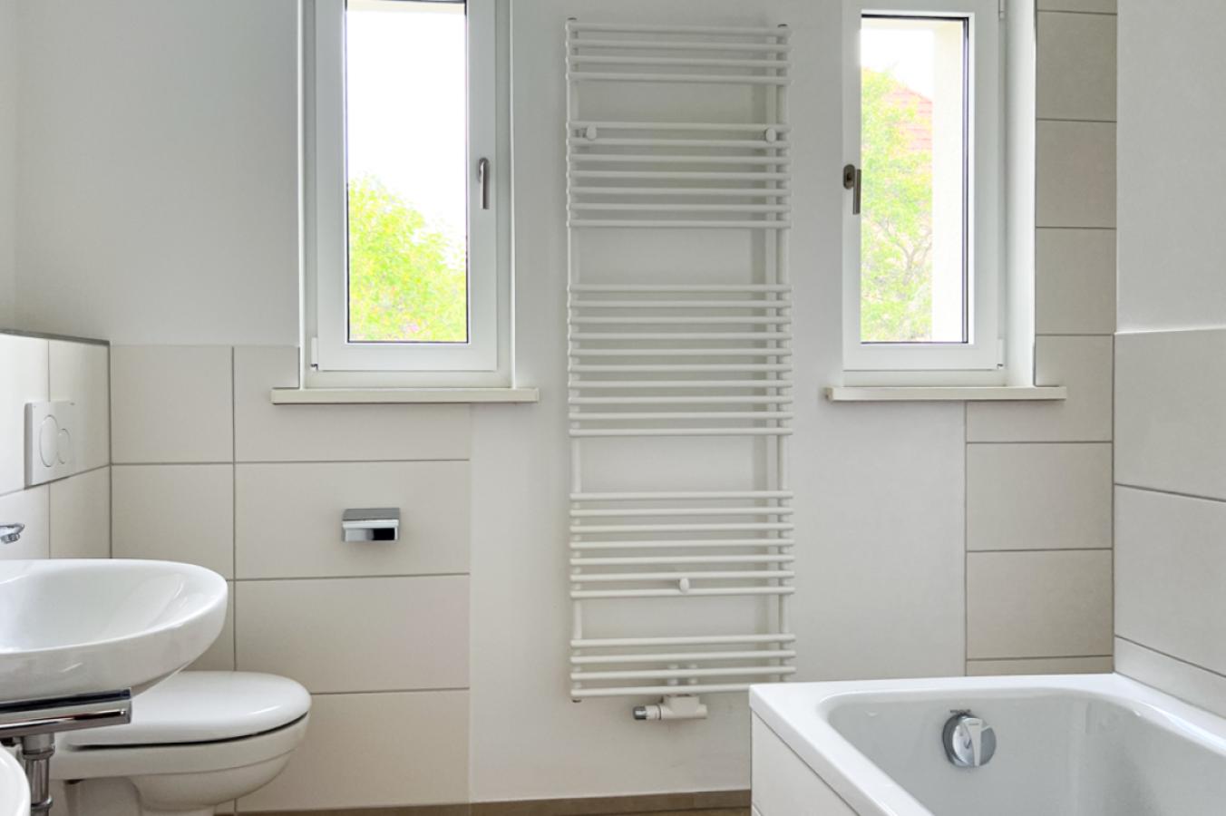 Badezimmer mit Badewanne und ebenerdiger Dusche