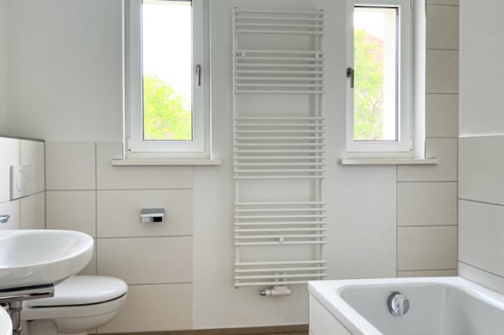 Badezimmer mit Badewanne und ebenerdiger Dusche