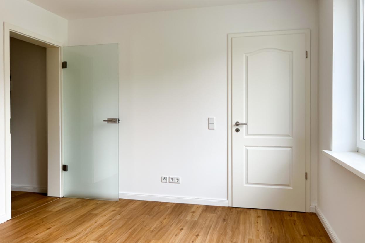 Küche mit Glaseingangstür und Tür zum Hauswirtschaftsraum