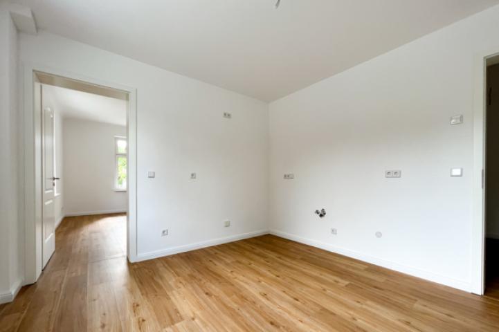 Perfekt vorbereitete Küche mit Blick in weiteres Zimmer