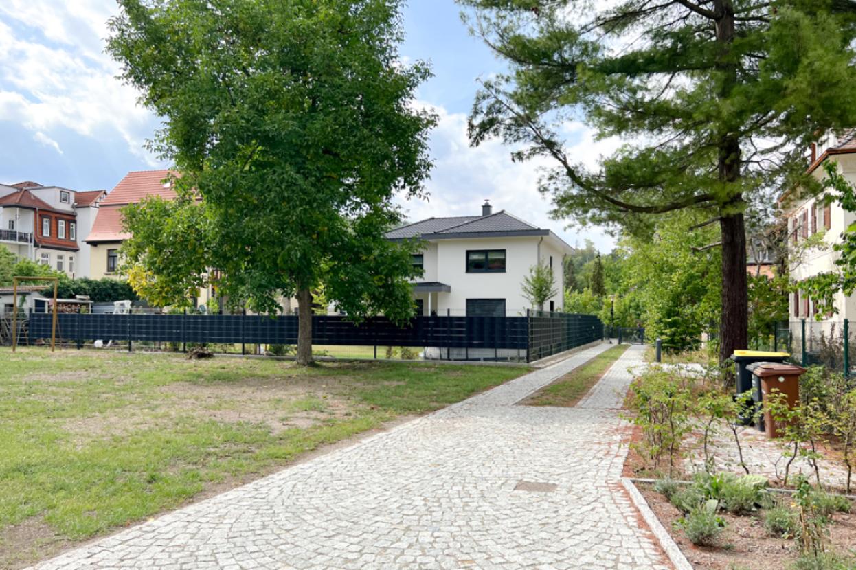 Zufahrt mit Stellplätzen zum Grundstück