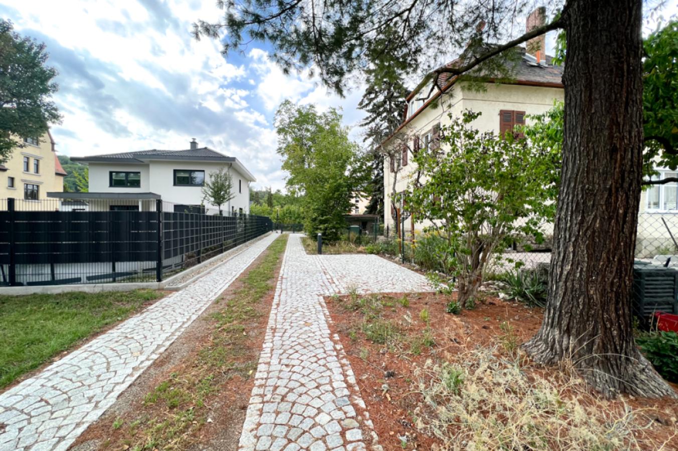 Grundstückszufahrt mit Stellplätzen