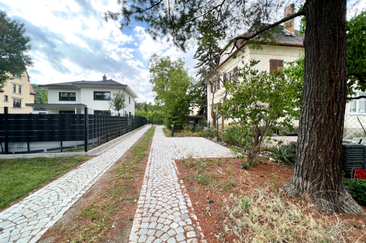 Grundstückszufahrt mit Stellplätzen