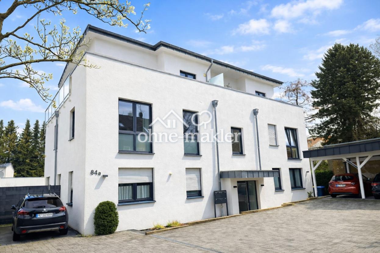 Objekt von außen mit Carport