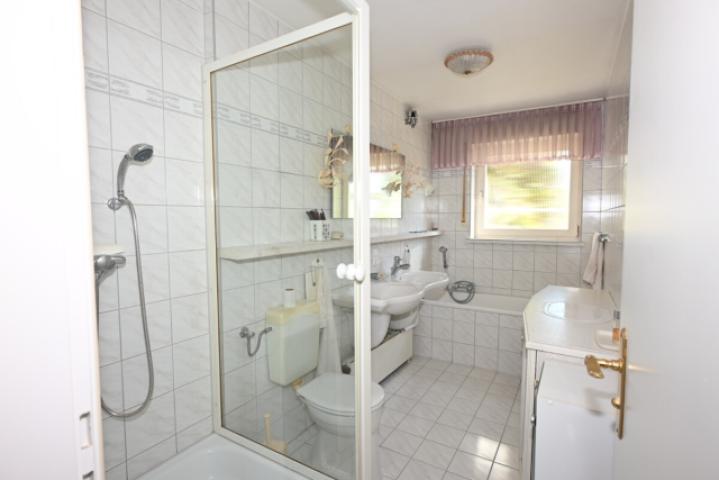 Tageslichtbad mit Dusche und Wanne