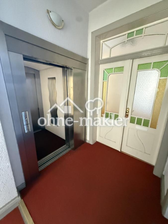 Eingang mit Fahrstuhl