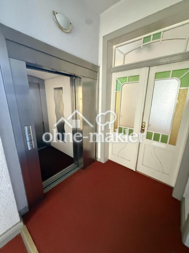 Eingang mit Fahrstuhl