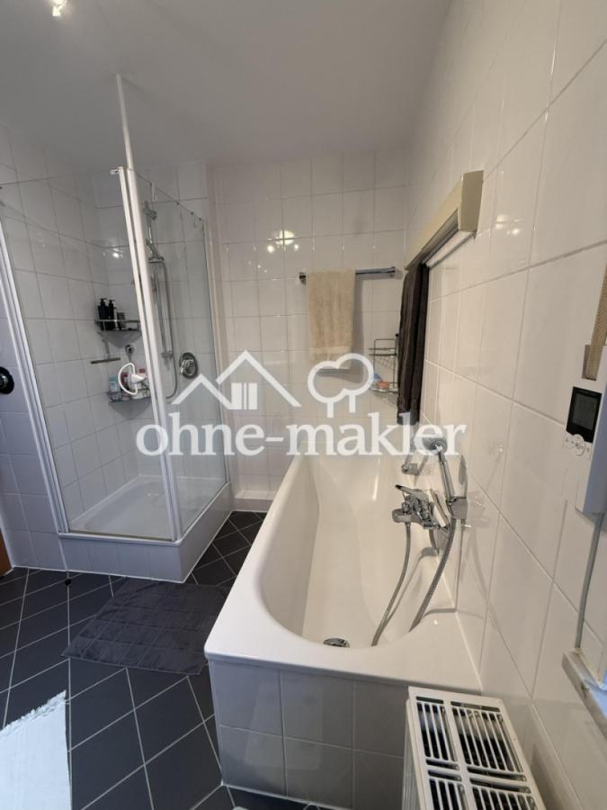 Bad mit Badewanne und Dusche