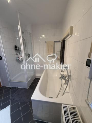 Bad mit Badewanne und Dusche