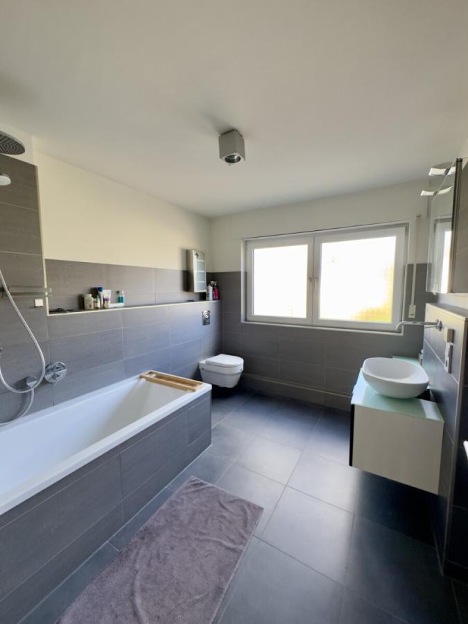 Blick ins Bad mit Badewanne