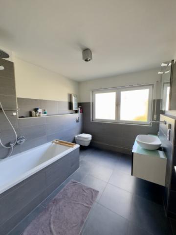 Blick ins Bad mit Badewanne