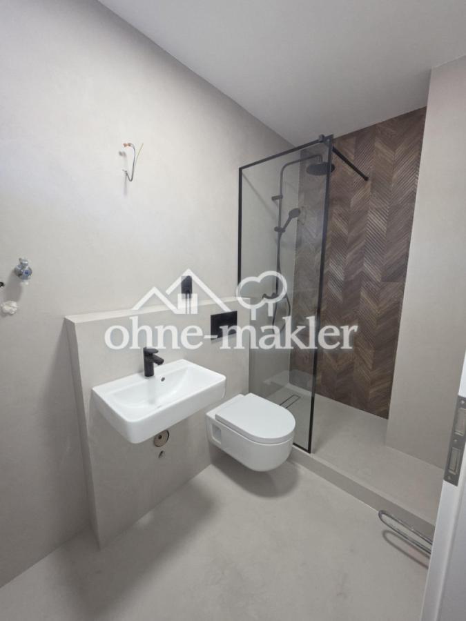 Modernes Badezimmer mit bodeng