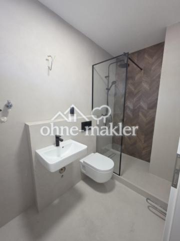 Modernes Badezimmer mit bodeng